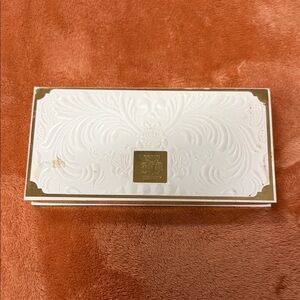 Kat Von D Elegant White and Gold Eyeshadow Palette